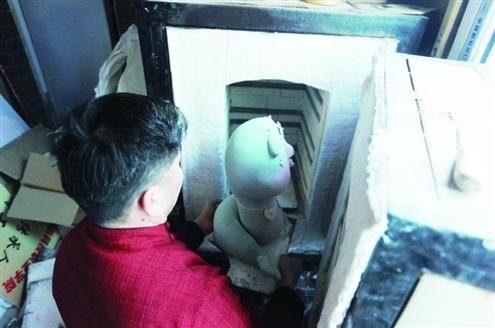 放进炉内烧制